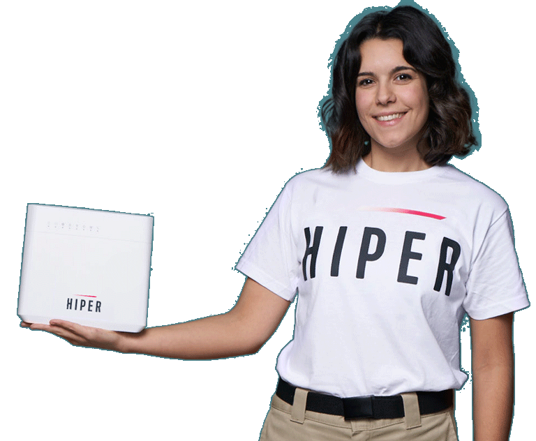 Smilende kvinde med en Hiper router i hånden
